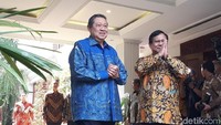 Kali ini SBY mengenakan batik warna biru, sementara Prabowo memakai batik cokelat.
