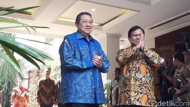 SBY Tiba, Giliran Prabowo yang Menyambut di Depan Rumah