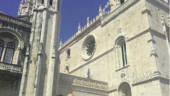 Kasian kepalanya cuma ngintip sedikit. (Foto: Brightside)