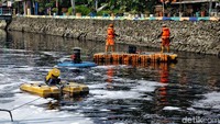 Berbagai upaya dilakukan oleh Pemprov DKI Jakarta dan pemerintah pusat untuk membersihkan Kali Item. Persoalan mengenai Kali item pun menyita banyak perhatian masyarakat baik lokal maupun internasional.