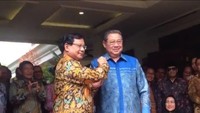 Prabowo-SBY salam komando usai jumpa pers mengumumkan sepakat berkoalisi. (Ferdian Zikran/detikcom).