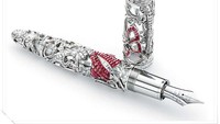 Misteri Masterpiece oleh Montblanc dan Van Cleef dan Arpels. Pulpen ini terdiri dari 30 karat permata bertatahkan dalam tiga pilihan variasi yaitu rubi, safir atau zamrud. Setiap edisi juga menampilkan lebih dari 800 aksen berlian. Hanya tiga unit dari setiap variasi yang pernah dibuat, dan harga jualnya mencapai US$ 730.000 atau setara Rp 10,5 miliar untuk setiap pena. Supermoney.com/Istimewa.