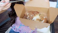 Tubuhnya boleh langsing tapi makannya ternyata banyak. Seporsi nasi beserta lauknya ini siap disantap. Nyam! Foto: Instagram @cravingds