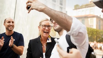 Angela Ahrendts, VP Ritel Apple, saat acara pembukaan toko. Foto: Apple