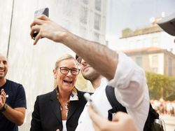 Segarnya Toko Apple di Milan Berdinding Air Mancur