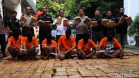 Wakapolda Metro Jaya, Brigjen Pol Purwadi didampingi Dir narkoba Kombes Suwondo Nainggolan menunjukan barang bukti narkoba jenis ganja saat rilis di Polda Metro Jaya, Jakarta, Senin (30/7/2018).