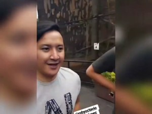 Siapa Pria yang Asapi Monyet dengan Vapornya di Batu Secret Zoo?