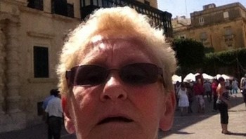 Minta tolong untuk fotoin, eh wanita ini malah foto selfie. (Foto: Brightside)