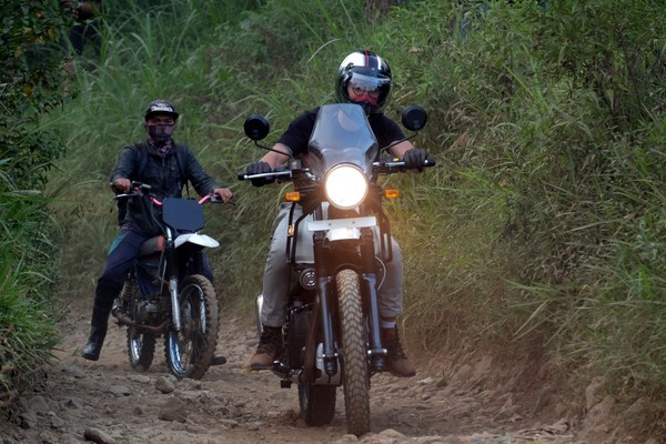 Jalanan berbatu juga diterabas Dikta bersama Royal Enfield Himalayan. Vokalis ganteng ini rupanya jago juga naik motornya! (dok. Istimewa) Jalanan berbatu juga diterabas Dikta bersama Royal Enfield Himalayan. Vokalis ganteng ini rupanya jago juga naik motornya! (dok. Istimewa)