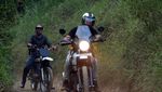 Aksi Si Ganteng Dikta Yovie & Nuno Touring Motor di Bromo