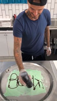 Liburan Bersama, David Beckham dan Keluarga Kompak Belajar Buat Es Krim