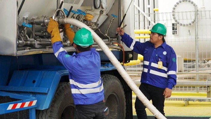 Pembangkit Listrik Tenaga Gas (PLTG) Sambera mendapat pasokan LNG dari PT Pertamina. Dengan masuknya LNG, PLN dapat menghemat biaya energi primer sebesar Rp 70 miliar per tahun. Dirjen Ketenagalistrikan Kementerian ESDM Andy Noorsaman Sommeng, Direktur Bisnis Regional Kalimantan PLN Machnizon, Sekretaris Daerah Provinsi Kaltim, Meiliana, dan SVP Engineering Operation and Technology Development PT Pertamina Tanudji hadir dalam acara penyaluran perdana LNG ke PLTG Sambera.