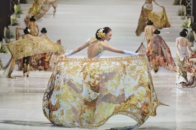 Aksi Whulandary Herman memeragakan kebaya backless dengan kain batik bergambar penari Bali! (Foto: Instagram/Puteri Indonesia)