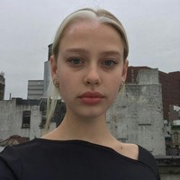 Memiliki kelainan tidak membuat Tia jadi drop. Dia merasa seperti wanita pada umumnya. Tia pun tidak merasa kesal jika mendapatkan pertanyaan tidak masuk akal soal vitiligonya. Foto: Dok. Instagram (@tiajonsson)