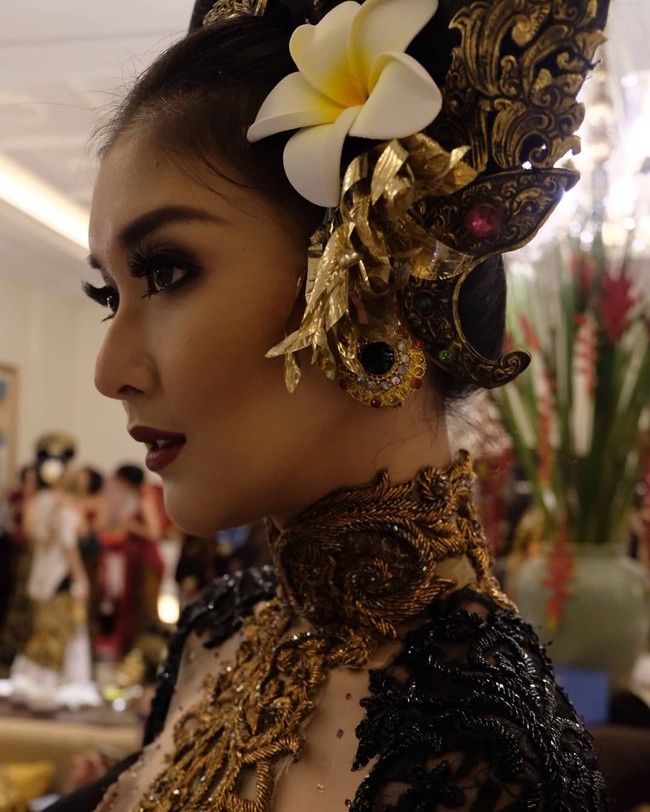 Selain Bunga Jelitha dari angkatan Puteri Indonesia 2017, ada Runner-up 1 Puteri Indonesia 2017 sekaligus pemenang Miss International 2017 Kevin Liliana. Ia tampil dengan riasan wajah serta aksesori yang dramatis. (Foto: Instagram/Puteri Indonesia)