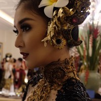 Selain Bunga Jelitha dari angkatan Puteri Indonesia 2017, ada Runner-up 1 Puteri Indonesia 2017 sekaligus pemenang Miss International 2017 Kevin Liliana. Ia tampil dengan riasan wajah serta aksesori yang dramatis. (Foto: Instagram/Puteri Indonesia)