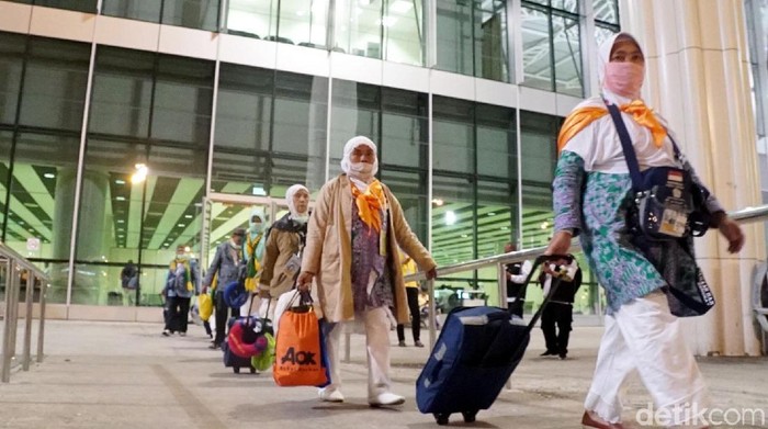 Kloter PLM-09 menjadi kloter terakhir gelombang pertama jemaah haji yang tiba di Madinah. Sekitar 443 jemaah haji tiba lebih awal dari jadwal semula.
