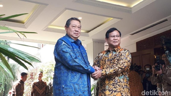 SBY Tiba, Giliran Prabowo yang Menyambut di Depan Rumah