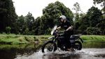 Foto: Aksi Derby Romero Touring Motor Menerabas Bromo