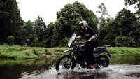Setelah lewat trek Jarak Hijau, Derby pun masuk ke kawasan Coban Pelangi. Derby santai saja melewati sungai semata kaki ini. (dok. Istimewa)
