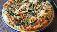 Walau hanya terdapat beberapa udang rebus yang dijadikan topping, pizza seafood buatan akun@pawonnyiiteung ini tetap terlihat menggiurkan dengan roti pizza tebalnya. Foto: Instagram