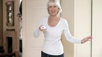 Helen Mirren pernah menyabet gelar Body of the Year di tahun 2011 karena tubuhnya yang ramping dan ideal walau sudah berusia 73 tahun. Rahasianya? Rutin berjalan dan berolahraga lewat video games Wii Fit. (Foto: Splash Mag)
