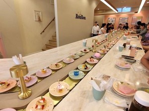 Keren! Resto Ini Sajikan Dessert All You Can Eat di Conveyor Belt