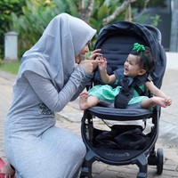Ryana memilih maxi dress berbahan kaos agar tetap bisa bergerak nyaman tapi tetap sopan saat berjalan-jalan bersama putri kecilnya. Ia pun kerap terlihat memakai hijab segi empat motif yang sedang tren saat ini. Foto: Instagram/Ryana_dea