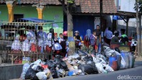 Tumpukan sampah itupun berlokasi tak jauh dari tempat jajan anak-anak Sekolah Dasar. Sampah yang kontor dan menjadi tempat bersarangnya kuman dan bakteri tentunya mampu membahayakan kesehatan tak hanya anak-anak yang jajan di sekitar tempat itu, tetapi juga berbahaya bagi orang dewasa.