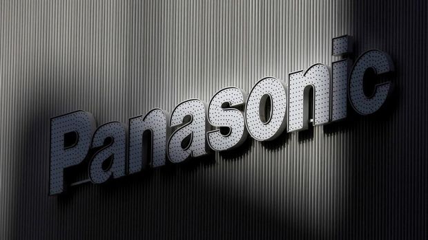  Panasonic's logo is seen on a wall of an electronic shop in Tokyo February 3, 2012.   REUTERS/Kim Kyung-Hoon/File Photo                   GLOBAL BUSINESS WEEK AHEAD