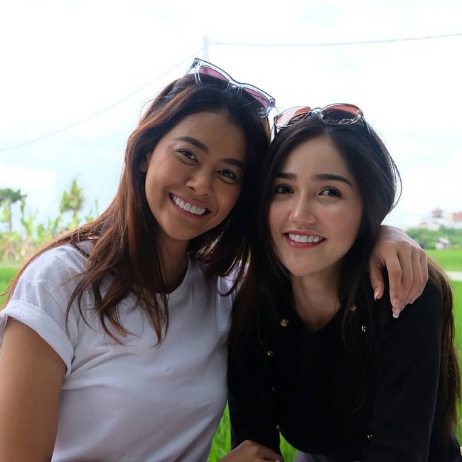 Tak hanya di panggung, keakraban mereka juga terjalin di belakang layar. Beginilah potret kedekatan Bunga Jelitha dan Sonia Fergina. (Foto: Instagram/Puteri Indonesia)