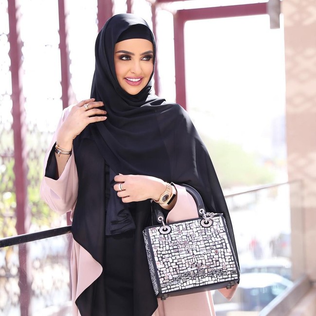Salah satu brand favorit Sundus adalah Dior. Ia terlihat memakai beberapa jenis tas Dior seperti koleksi Mini Lady Dior Classic hingga koleksi J’Adior. Foto: Dok. Sondos Al Qattan