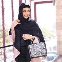 Salah satu brand favorit Sundus adalah Dior. Ia terlihat memakai beberapa jenis tas Dior seperti koleksi Mini Lady Dior Classic hingga koleksi J’Adior. Foto: Dok. Sondos Al Qattan