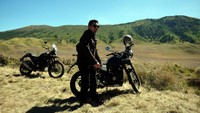 Derby bersama rombongan beristirahat sementara, sebelum mulai memasuki trek Lautan Berpasir Bromo. (dok. Istimewa)