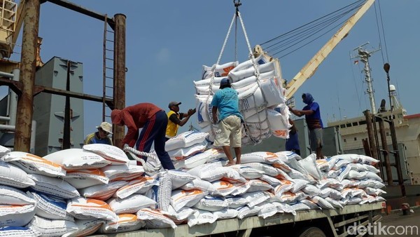 22.500 Ton Beras Impor Thailand Tiba di Cilegon