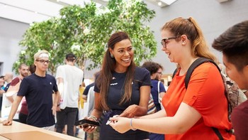 September ini, Apple Piazza Liberty akan menjadi tuan rumah Seri Milan, di mana 21 seniman lokal akan berbagi visi mereka untuk masa depan kreatif Milan. Foto: Apple