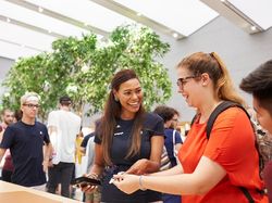 Segarnya Toko Apple di Milan Berdinding Air Mancur