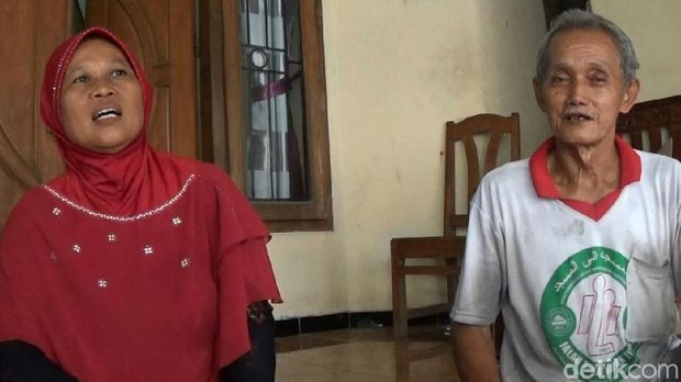 Kakek Safuan bersama istrinya. 