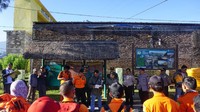 Apel digelar di kantor Balai Taman Nasional Gunung Rinjani, Lombok Timur, NTB, Senin (30/7/2018). Puluhan personel gabungan tampak berjajar mendengarkan arahan dari para pimpinan. Foto: Kanavino Ahmad Rizqo/detikcom