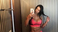 Siapa sangka seorang remaja kurus di Brasil ini justru bertransformasi menjadi wanita yang berpengaruh di bidang kebugaran global. Eva Andressa, wanita kelahiran 19 Desember 1984, Curitiba, Parana, Brasil, ini pernah menelurkan buku seputar kebugaran juga. (Foto: Instagram/eva_andressa)