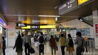 Stasiun Sapporo ini juga dekat dengan terminal bus. Keluar dari stasiun sudah terlihat beberapa bus mengantre. Di Stasiun Sapporo ini juga ada beberapa kios yang menjajakan coklat khas Jepang untuk oleh-oleh dengan harga yang sama dengan di bandara (Dina/detikTravel)