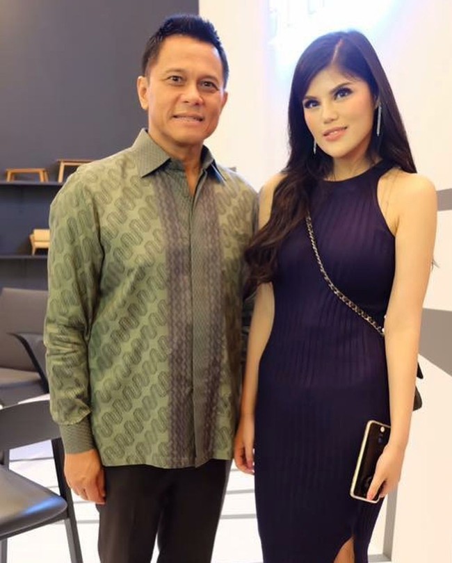 Dita Soedarjo merupakan putri bungsu dari pengusaha kaya, Soetikno Soedarjo dan Dian Muljadi. Sebelum kini menjadi bos Haagen Dazs Indonesia, wanita 26 tahun ini pernah mencicipi bekerja sebagai karyawan di salah satu media yang tergabung dalam perusahaan ayahnya, Mugi Rekso Abadi (MRA) Group. Setelah mendapatkan pengalaman bekerja di media, Dita Soedarjo baru mulai dipercaya sang ayah untuk memegang Haagen Dazs Indonesia di 2015. Foto: Instagram