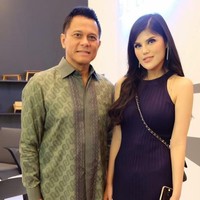 Dita Soedarjo merupakan putri bungsu dari pengusaha kaya, Soetikno Soedarjo dan Dian Muljadi. Sebelum kini menjadi bos Haagen Dazs Indonesia, wanita 26 tahun ini pernah mencicipi bekerja sebagai karyawan di salah satu media yang tergabung dalam perusahaan ayahnya, Mugi Rekso Abadi (MRA) Group. Setelah mendapatkan pengalaman bekerja di media, Dita Soedarjo baru mulai dipercaya sang ayah untuk memegang Haagen Dazs Indonesia di 2015. Foto: Instagram