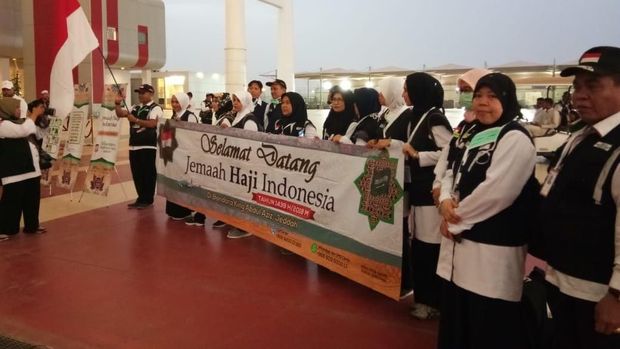 Sebanyak 393 jamaah tiba dari Embarkasi Jakarta-Pondok Gede pada kedatangan pertama tersebut.