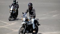 Lapisan pasir Bromo rupanya cukup menyulitkan laju ban motor. Sesekali selip pasti akan dialami. Beruntun Dikta bisa melewatinya dengan baik. (dok. Istimewa)