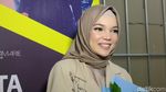 Senyum Semringah si Cantik Dewi Sandra