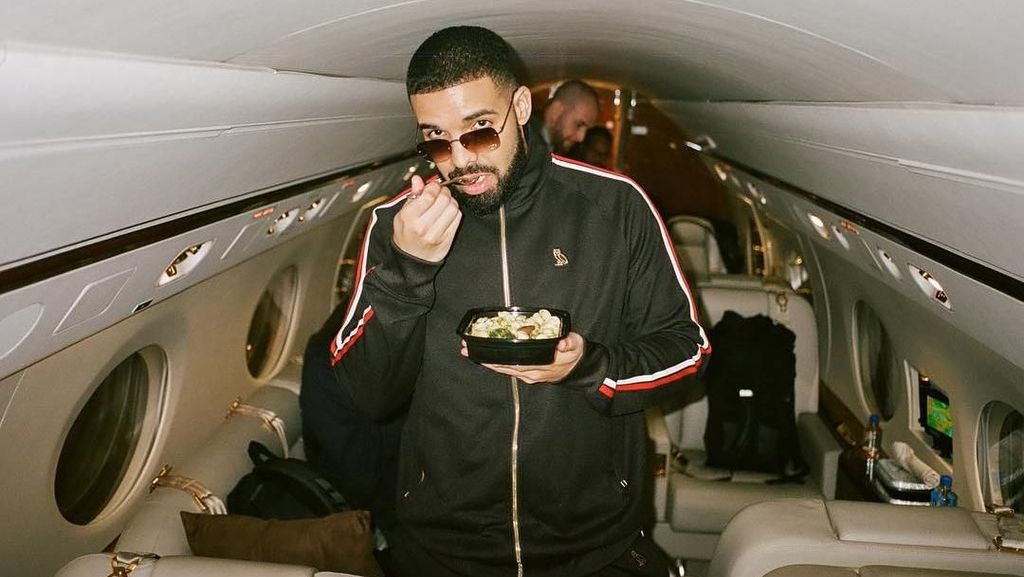 Dilarang Keras! Pemain AS Roma Foto Bareng Drake Dilarang Keras! Pemain AS Roma Foto Bareng Drake