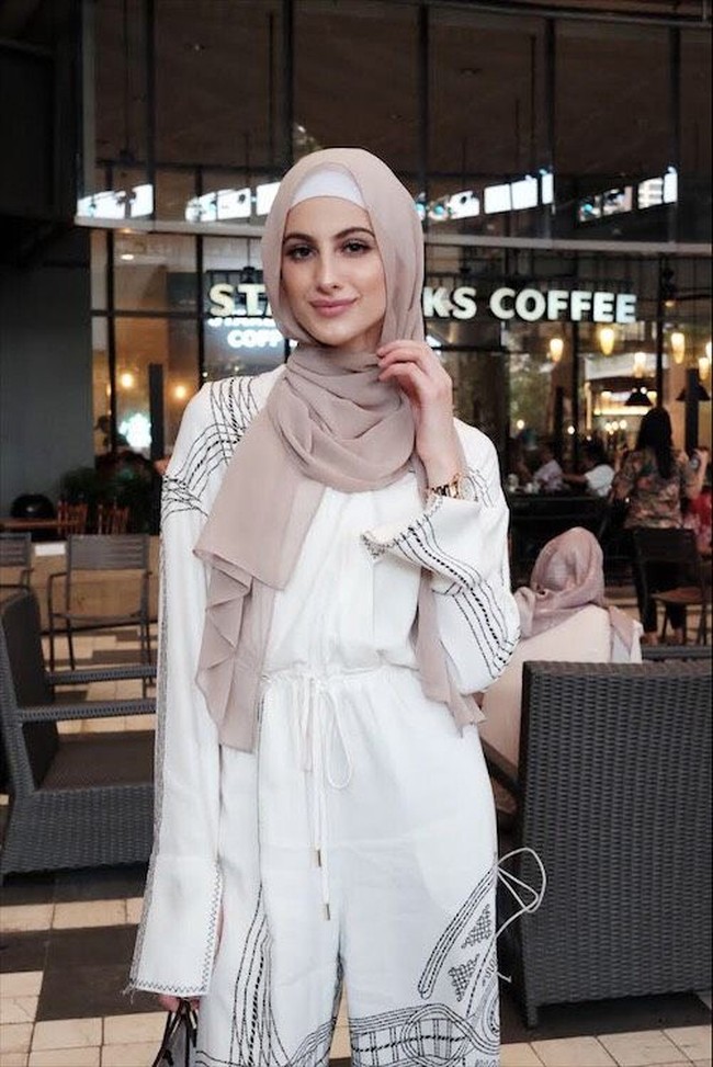 Yasmin Jay, selebgram asal Australia tampil cantik memakai jumpsuit bercorak floral. Mahasiswi jurusan fashion design ini menjadi pembicara salah satu talkshow di JMFW 2018. Foto: Silmia Putri/Wolipop