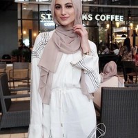 Yasmin Jay, selebgram asal Australia tampil cantik memakai jumpsuit bercorak floral. Mahasiswi jurusan fashion design ini menjadi pembicara salah satu talkshow di JMFW 2018. Foto: Silmia Putri/Wolipop