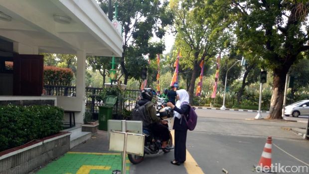 Drop off driver ojol di Balai Kota / 